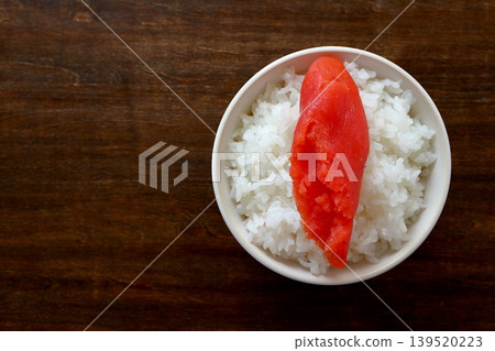 從餐桌正上方視角拍攝的碗中白飯和鱈魚子。 從餐桌正上方視角拍攝的碗中白飯和鱈魚子。 139520223