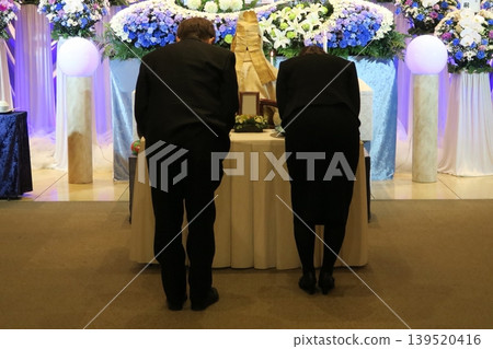 一對夫婦燒香悼念 一對夫婦燒香悼念 139520416