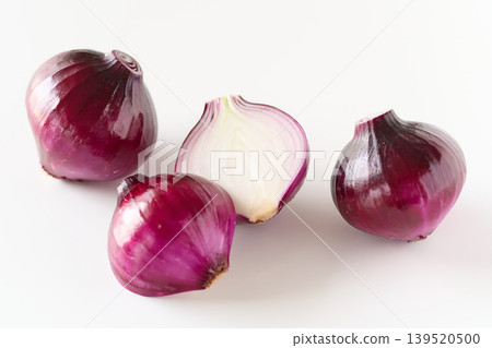 Early Red (new onions) from Chiba Prefecture Early Red (new onions) from Chiba Prefecture 139520500