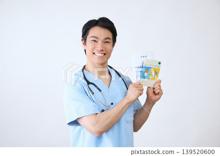 一位微笑的男性醫護人員手持用藥記錄簿,照片背景為白色。 一位微笑的男性醫護人員手持用藥記錄簿,照片背景為白色。 139520600