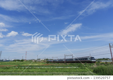 小田急浪漫列車在初夏的鄉間疾駛-伊勢原 小田急浪漫列車在初夏的鄉間疾駛-伊勢原 139520757