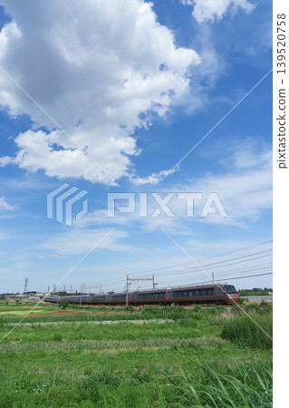 小田急浪漫列車在初夏的鄉間疾駛-伊勢原 小田急浪漫列車在初夏的鄉間疾駛-伊勢原 139520758