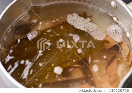 準備蕎麥麵湯底。 準備蕎麥麵湯底。 139520766