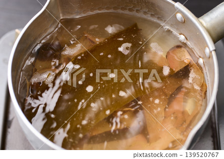 準備蕎麥麵湯底。 準備蕎麥麵湯底。 139520767
