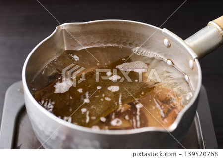 準備蕎麥麵湯底。 準備蕎麥麵湯底。 139520768
