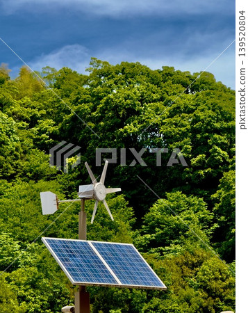 藍天下方安裝小型風力渦輪機和太陽能板 藍天下方安裝小型風力渦輪機和太陽能板 139520804