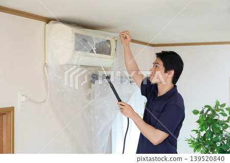 Air conditioner cleaning worker; indoor cleaning scene. 139520840