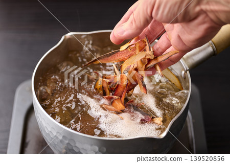 Put the dried bonito flakes into the pot. 139520856