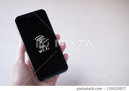 智慧型手機的特寫照片,顯示了免費 Wi-Fi 螢幕(螢幕設計為原創)。 智慧型手機的特寫照片,顯示了免費 Wi-Fi 螢幕(螢幕設計為原創)。 139520857
