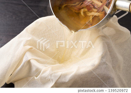 將煮好的蕎麥麵湯過濾。 將煮好的蕎麥麵湯過濾。 139520972