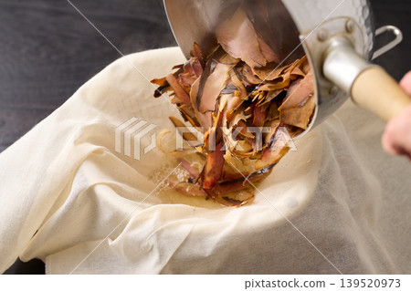 將煮好的蕎麥麵湯過濾。 將煮好的蕎麥麵湯過濾。 139520973