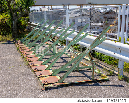 Free public bicycle parking spaces equipped with flat-level bicycle racks. Free public bicycle parking spaces equipped with flat-level bicycle racks. 139521625