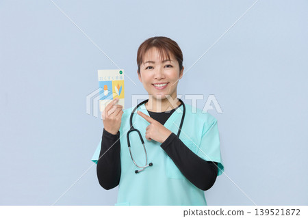 女性醫護人員會指導您如何使用您的用藥記錄簿。 139521872