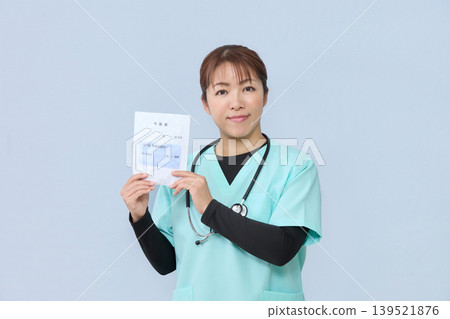 女性醫護人員會指導您如何使用您的用藥記錄簿。 女性醫護人員會指導您如何使用您的用藥記錄簿。 139521876