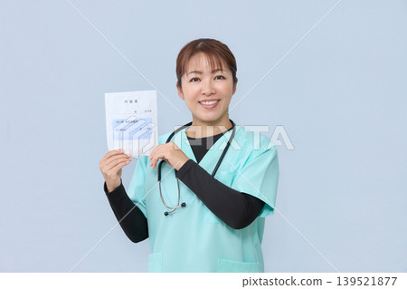 女性醫護人員會指導您如何使用您的用藥記錄簿。 女性醫護人員會指導您如何使用您的用藥記錄簿。 139521877