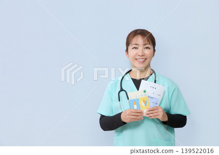 女性醫護人員會指導您如何使用您的用藥記錄簿。 139522016