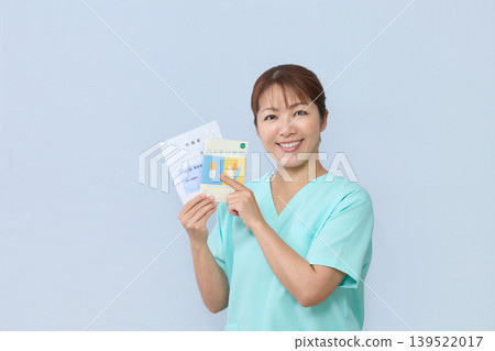 女性醫護人員會指導您如何使用您的用藥記錄簿。 139522017