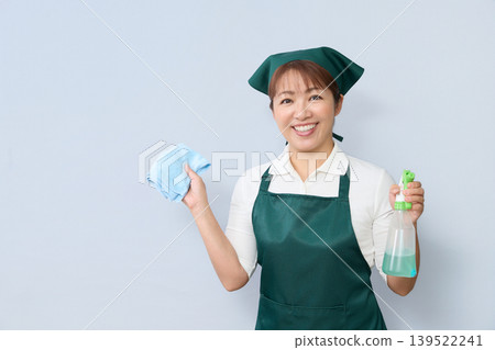 客房服務人員攜帶清潔用品 139522241