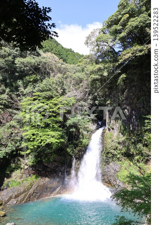 伊豆川津七瀧的大瀧瀑布水量增大，景色壯麗。 139522283