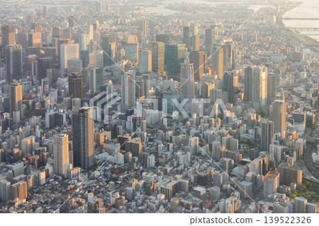 從飛機上看到的大阪市北區梅田地區的黃昏景色（攝於 2026 年 5 月）。 139522326