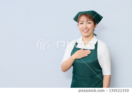 一名家事服務人員將手放在胸前。 一名家事服務人員將手放在胸前。 139522350