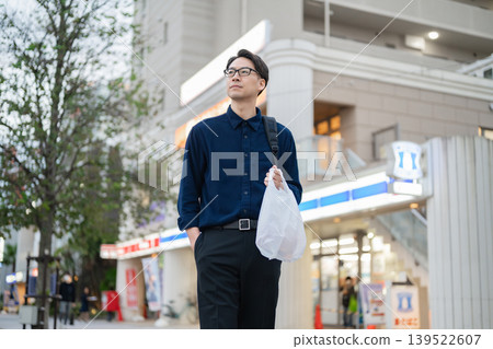 一名男子在便利商店購物 139522607