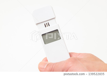 右手拿著酒精檢測儀 139522835