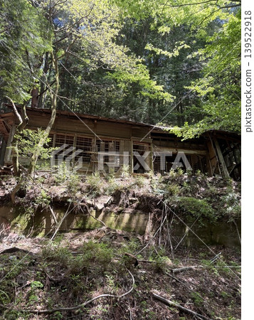 Abandoned house in the mountains Abandoned house in the mountains 139522918