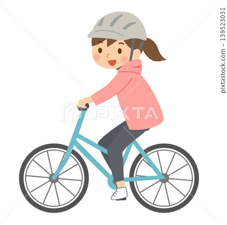 一名女子戴著頭盔騎自行車。 一名女子戴著頭盔騎自行車。 139523031