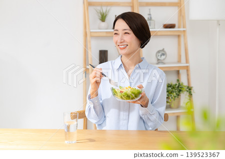 女人吃沙拉 女人吃沙拉 139523367