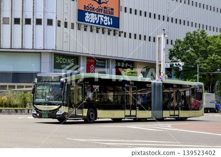 SRT鉸接式巴士行駛在名古屋繁華的市中心榮區。 139523402