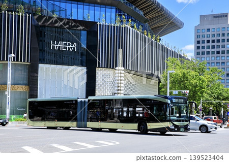 SRT鉸接式巴士行駛在名古屋繁華的市中心榮區。 SRT鉸接式巴士行駛在名古屋繁華的市中心榮區。 139523404