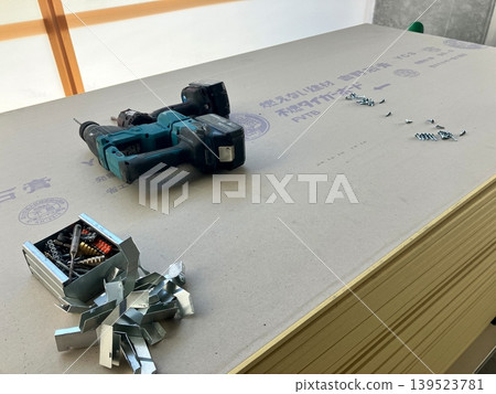 室內施工所需的工具及石膏板;室內施工現場 室內施工所需的工具及石膏板;室內施工現場 139523781
