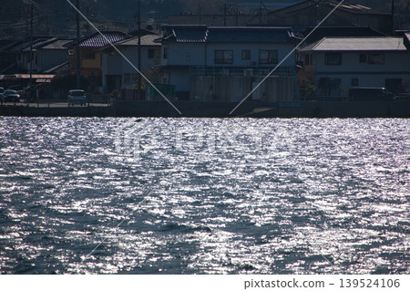 陽光灑在尾道冬日的海面上，波光粼粼，波光粼粼。瀨戶內海的景色，展現了港口小鎮的日常生活。 139524106