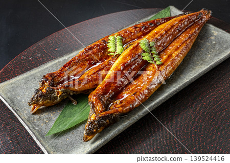 看起來十分美味的炭烤鰻魚。 139524416