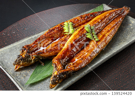 看起來十分美味的炭烤鰻魚。 看起來十分美味的炭烤鰻魚。 139524420