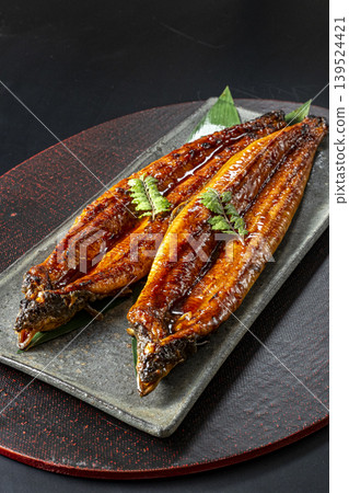 看起來十分美味的炭烤鰻魚。 139524421
