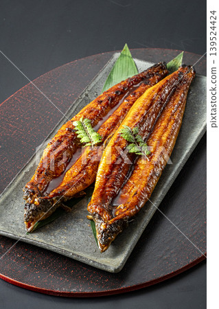 看起來十分美味的炭烤鰻魚。 看起來十分美味的炭烤鰻魚。 139524424