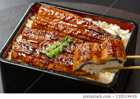 一碗看起來很美味的鰻魚飯，上面撒著山椒葉。 139524439