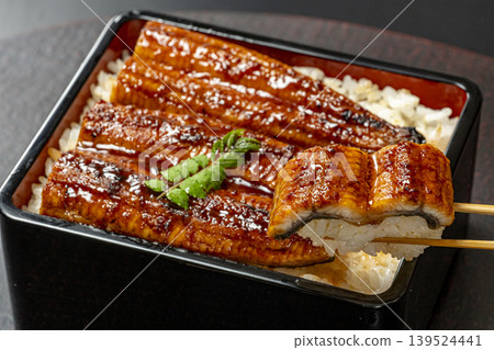 A delicious-looking eel rice bowl topped with sansho leaves. 139524441