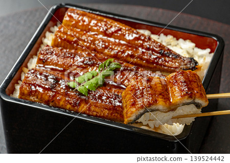 一碗看起來很美味的鰻魚飯，上面撒著山椒葉。 139524442