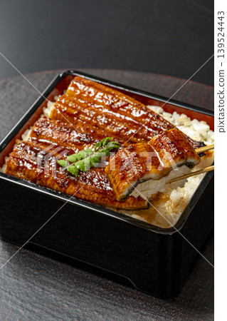 A delicious-looking eel rice bowl topped with sansho leaves. 139524443