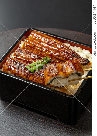 一碗看起來很美味的鰻魚飯，上面撒著山椒葉。 139524444