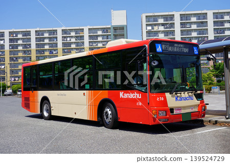 A close-up of a Kanagawa Chuo Bus (new livery/Mitsubishi Aero Star) stopped at the Matano Park bus stop. 139524729