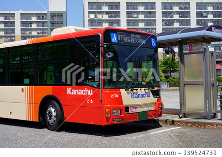 一輛神奈川中央巴士(新塗裝/三菱Aero Star)停靠在多多野公園巴士站,車頭特寫。 一輛神奈川中央巴士(新塗裝/三菱Aero Star)停靠在多多野公園巴士站,車頭特寫。 139524731