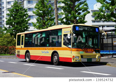 A close-up of a Kanagawa Chuo Bus (old livery/Mitsubishi Aero Star) stopped at a bus stop in front of an apartment complex. 139524732