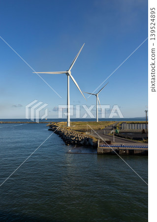 北海道留萌港的風力發電與海景 139524895