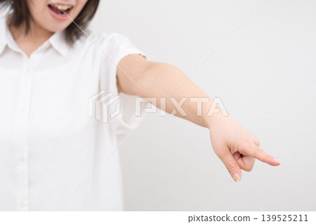 一名女子憤怒地指著 一名女子憤怒地指著 139525211