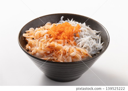 海鮮蓋飯（櫻花蝦、銀魚、飛魚籽）[銀魚：國產，櫻花蝦：台灣產] 139525222