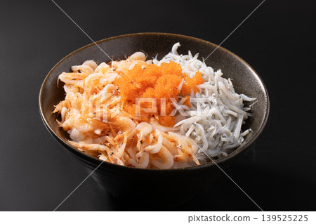 海鮮蓋飯（櫻花蝦、銀魚、飛魚籽）[銀魚：國產，櫻花蝦：台灣產] 139525225